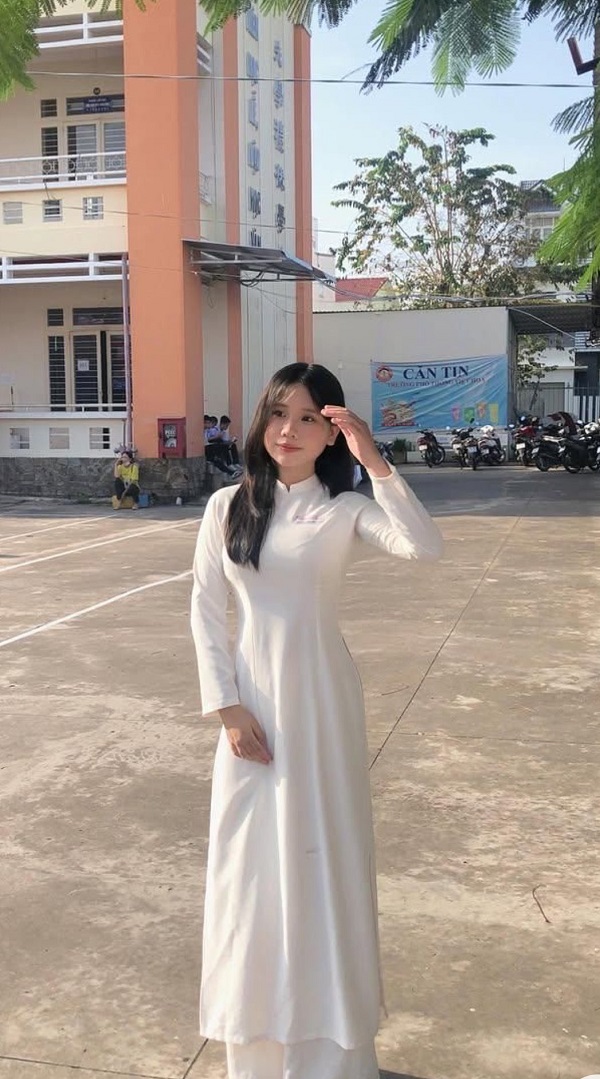 Gái xinh mặc áo dài trắng tinh khôi giữa sân trường