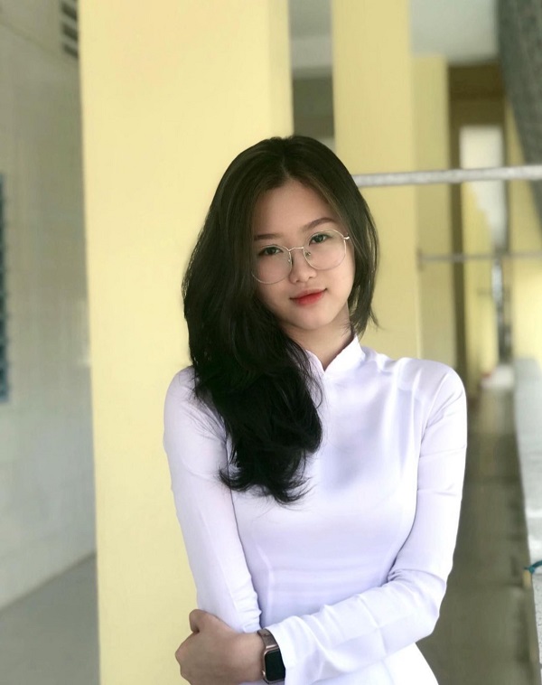 Mái tóc dài xõa vai cùng bộ áo dài trắng
