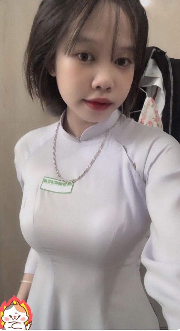 Hình ảnh gái đẹp chụp ảnh tự sướng với áo dài