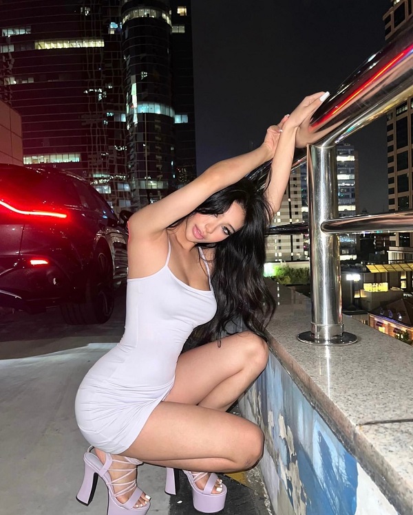 Váy ngắn ôm body khoe trọn đường cong quyến rũ
