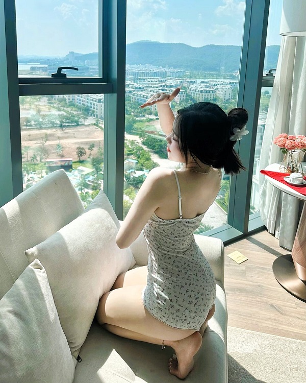 ảnh gái xinh mặc váy ngắn đón nắng sớm
