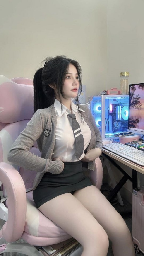 Váy ngắn công sở đơn giản mà thu hút