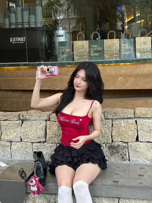 Gái xinh mặc áo 2 dây cùng chân váy ngắn bồng bềnh