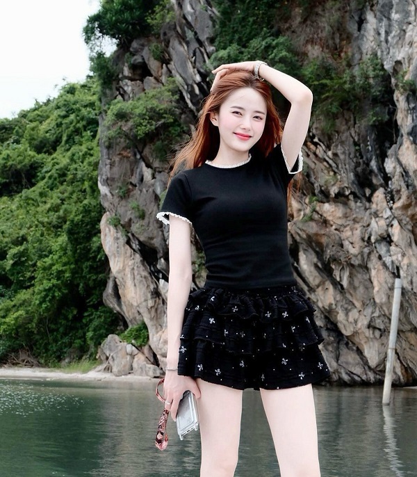 Váy ngắn màu đen tối giản nhưng nổi bật