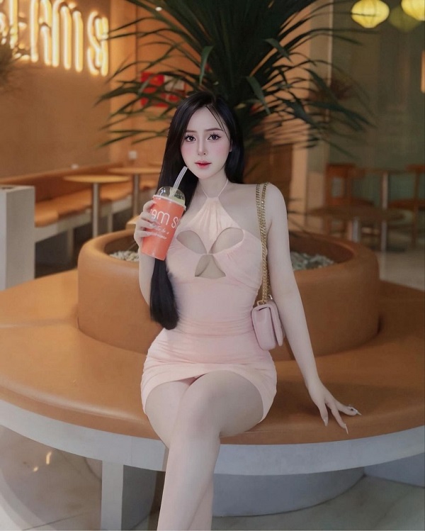 Váy ngắn hồng pastel tạo nên tổng thể dễ thương
