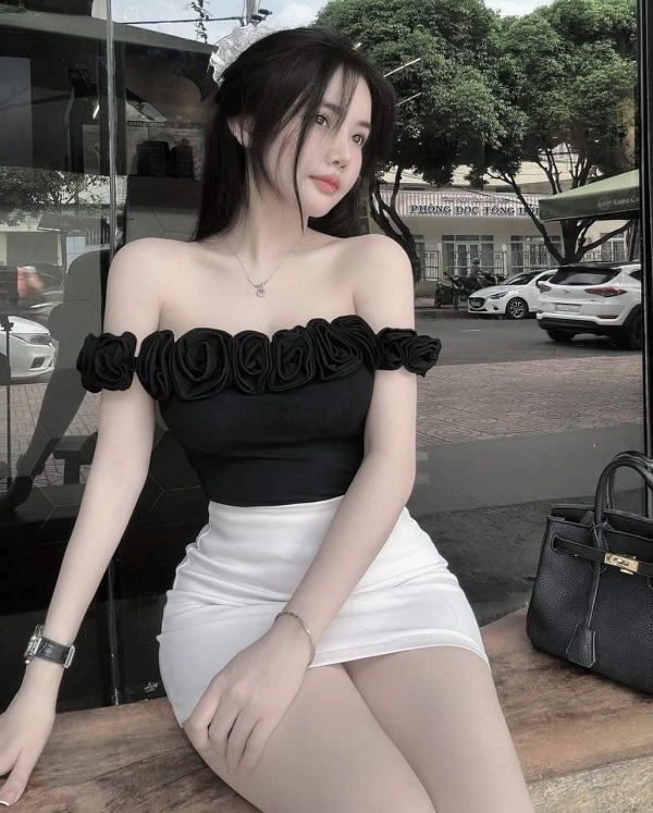 Váy ngắn màu nude nhẹ nhàng nhưng cực quyến rũ