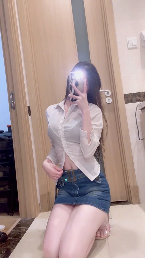 Gái xinh selfie cùng váy ngắn trước gương