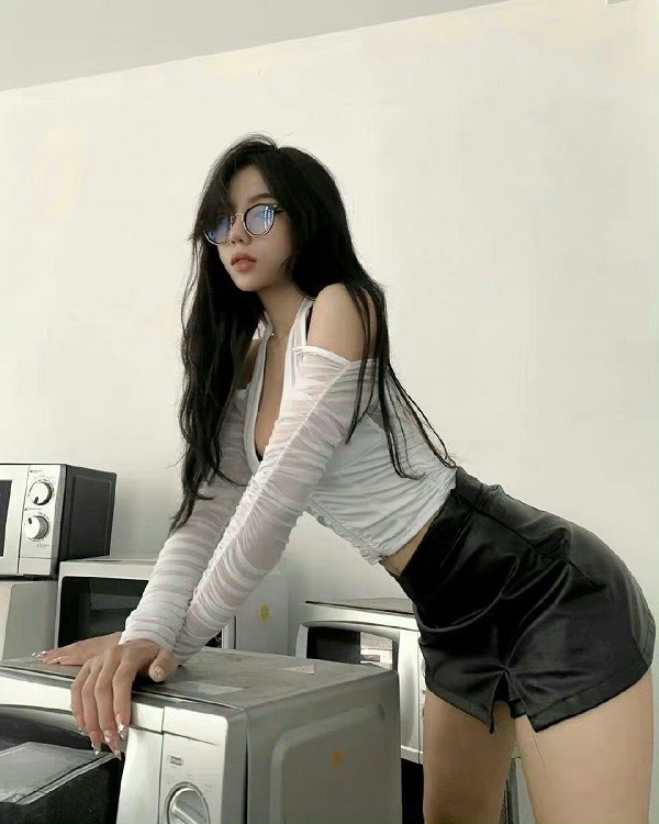 Váy ngắn jean phối áo croptop siêu cuốn hút