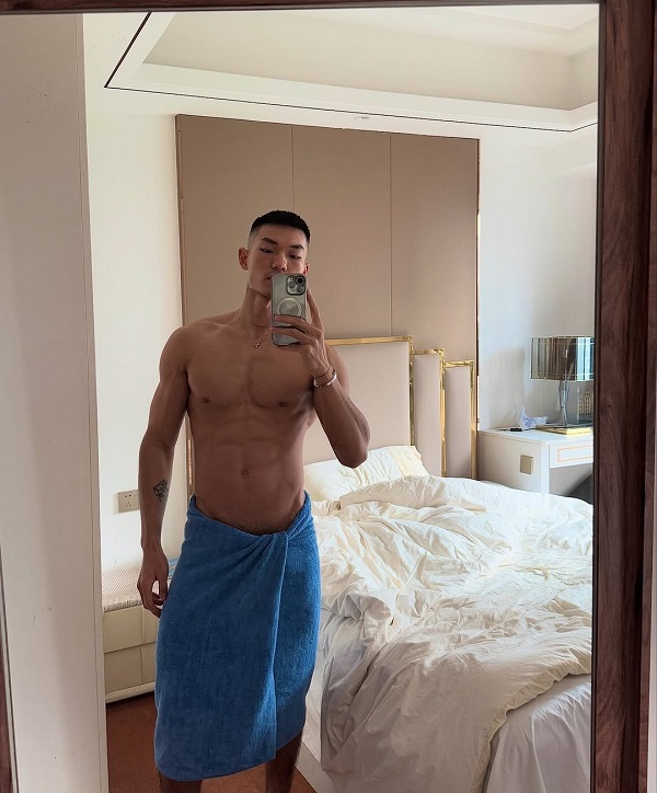 Body săn chắc của chàng trai trong phòng gym