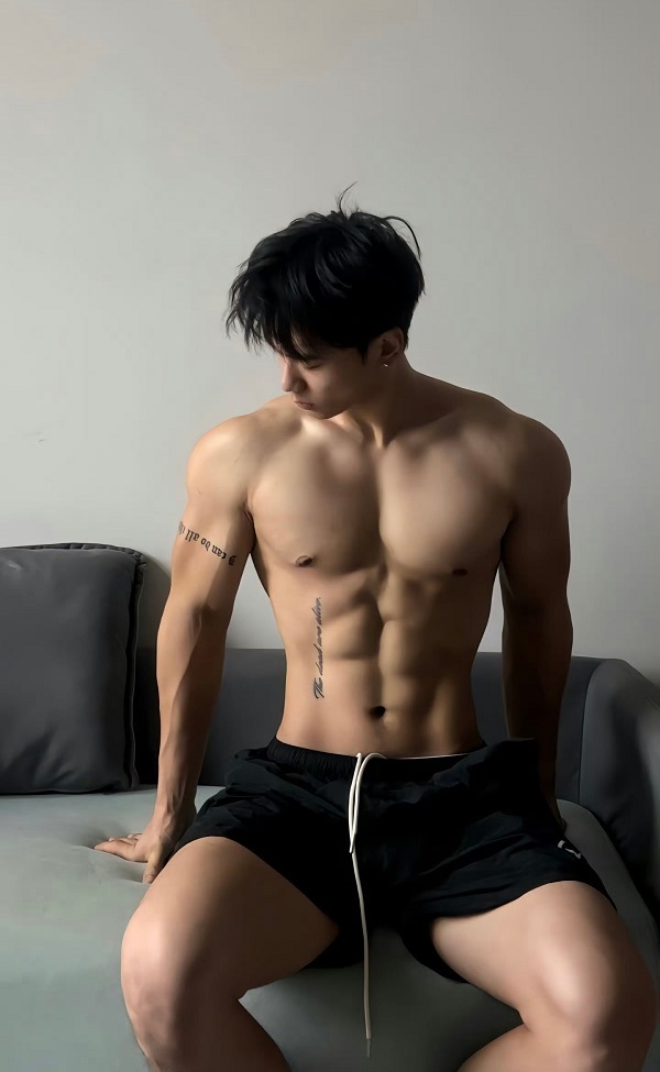 Trai đẹp khoe body trong ảnh trai 6 múi trên ghế sofa