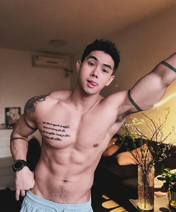 Gương mặt nam tính cùng cơ bụng nổi bật