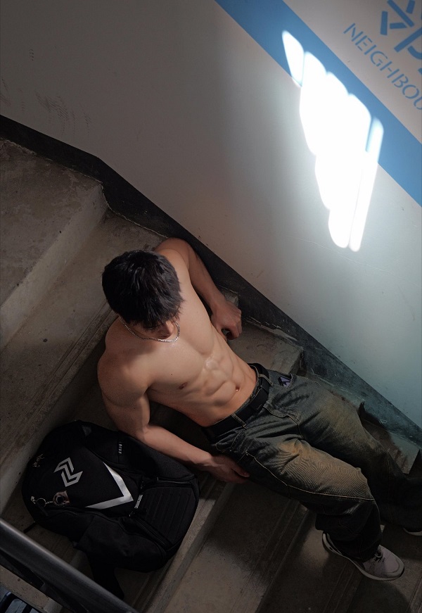 Ánh sáng lung linh tôn body trong ảnh trai 6 múi