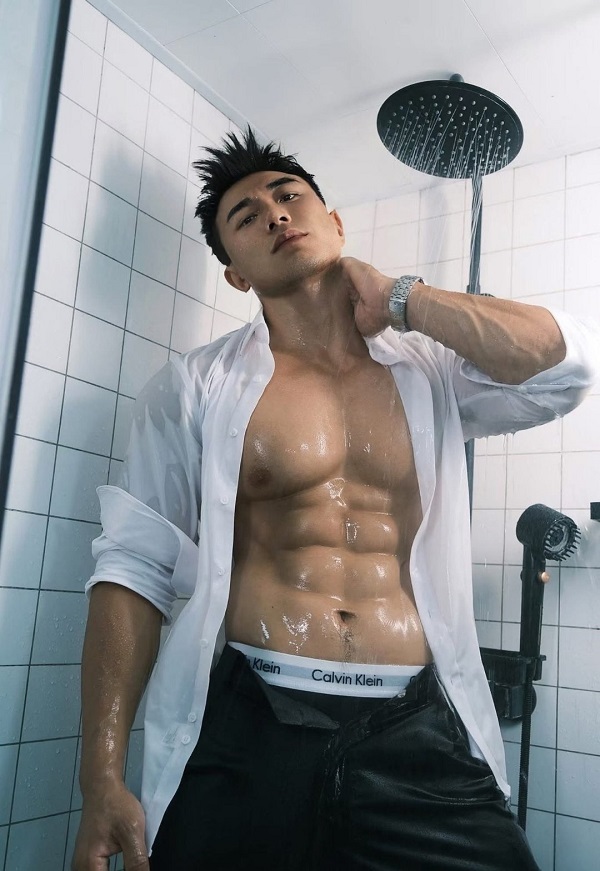 Soái ca khoe cơ bắp dưới ánh nắng