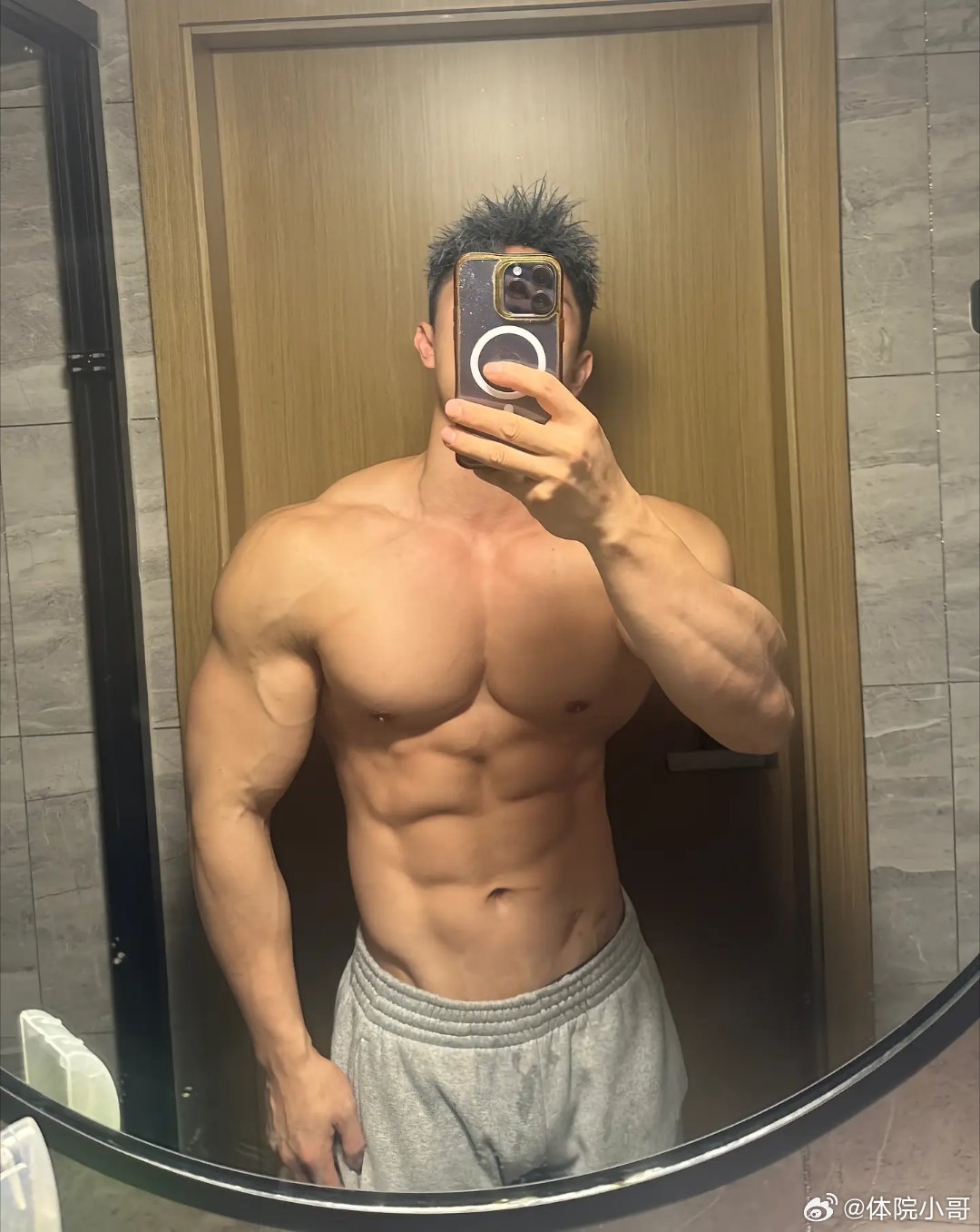 Ảnh nghệ thuật với trai 6 múi bán nude