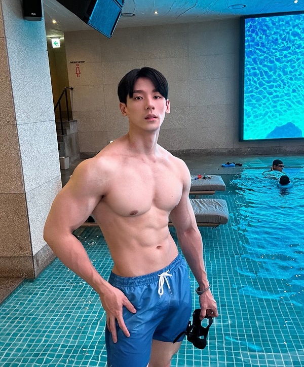 Phối đồ cực chất cùng ảnh trai 6 múi thời thượng