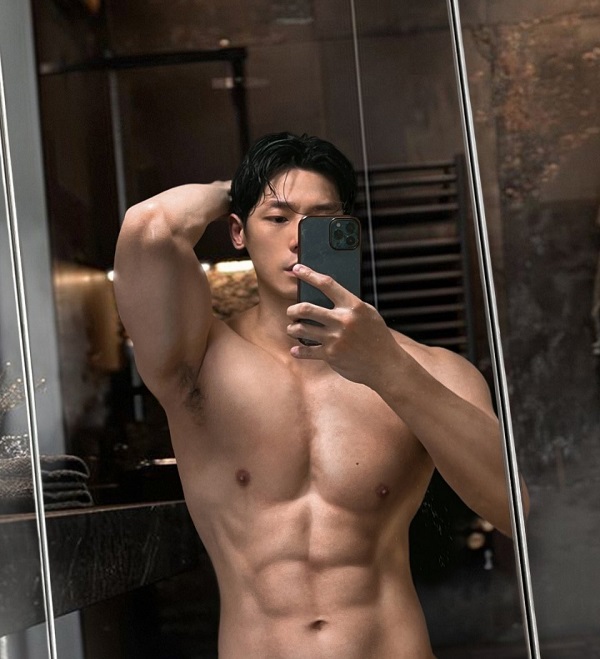 Ánh sáng hoàn hảo trong ảnh trai 6 múi phòng gym