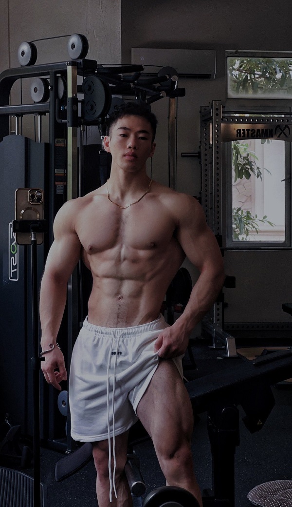 Vẻ ngoài điển trai cùng vóc dáng vạm vỡ