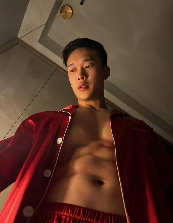Nam thần gym xuất hiện trong ảnh trai 6 múi