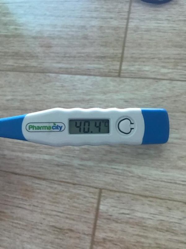 Hình ảnh nhiệt kế điện tử đo được 40 độ
