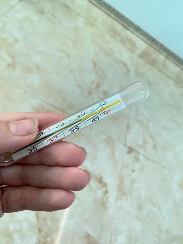 Bộ sưu tập ảnh sốt cao với nhiệt kế 40 độ