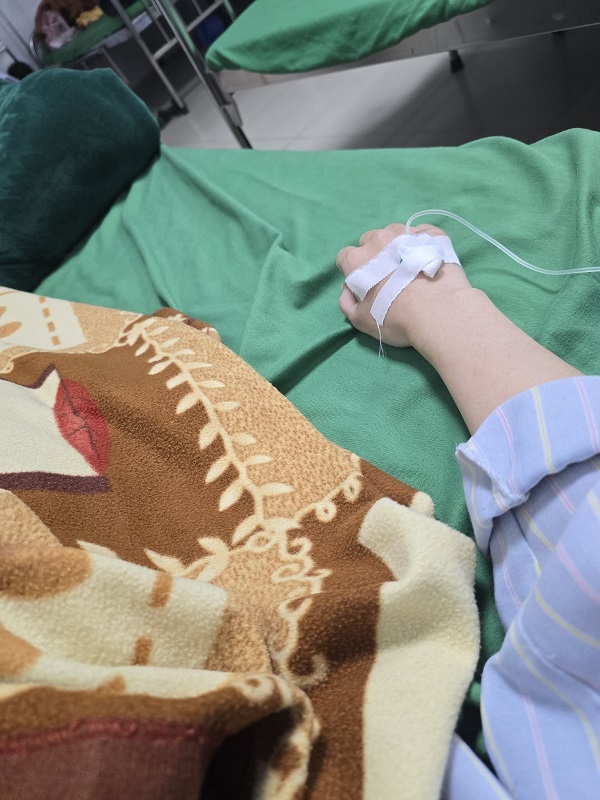 Hình ảnh truyền nước thể hiện tình trạng cần nghỉ