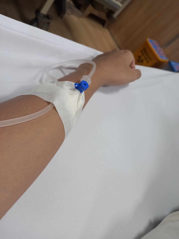 Hình ảnh truyền nước kết hợp màu trắng tinh khiết