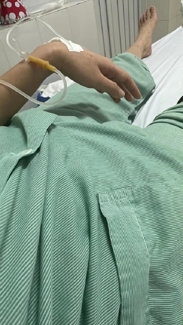 Hình ảnh truyền nước chụp với khung cảnh đơn giản