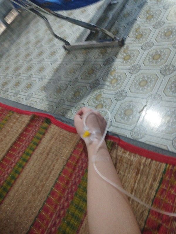 Trọn bộ ảnh truyền nước kèm tay bệnh nhân