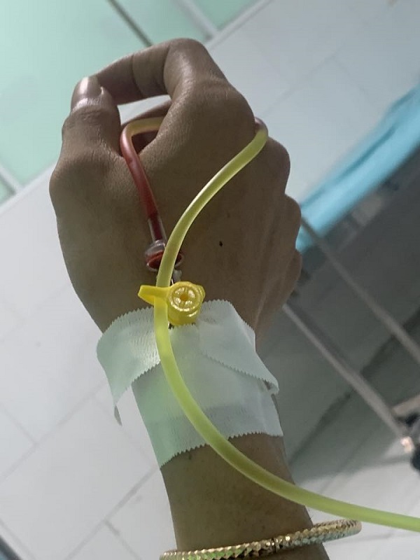 Cận cảnh ảnh truyền nước tay cắm kim